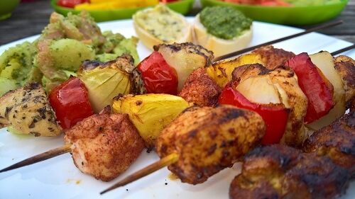 kipspiesjes van de barbecue